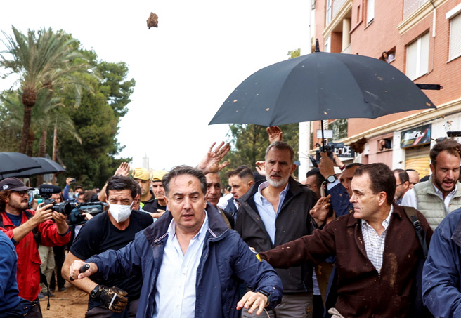 西班牙瓦倫西亞自治區發生毀滅性洪災，釀成217人喪命，西班牙國王菲利佩六世（Felipe VI）夫婦3日到重災區派波爾塔鎮勘災，遭憤怒災民丟擲一坨又一坨爛泥。（路透社）