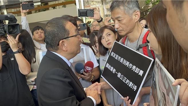 受害家屬孫先生14日當面向新北市長侯友宜陳情。（高鈞麟攝）