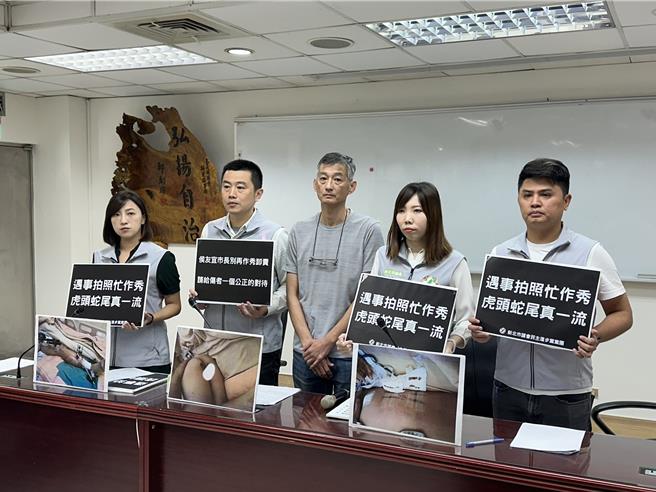 新北市議會民進黨團批市府遇事拍照忙作秀。（高鈞麟攝）