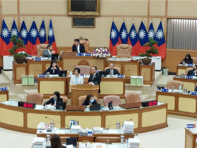 國民黨新北市議員黃永昌今在總質詢表示，鶯歌周邊人口共134萬人，但醫療量能不足，要求設置鶯歌市立醫院。（陳慰慈攝）