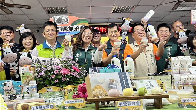 柳營區長顏文穗（第一排右三）4日與副祕書長殷世熙（第一排右四）等人在公所宣傳牛奶節活動。（張毓翎攝）