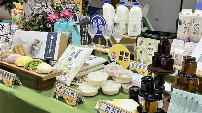 現場擺設各式牛乳產品，令人食指大動。（張毓翎攝）