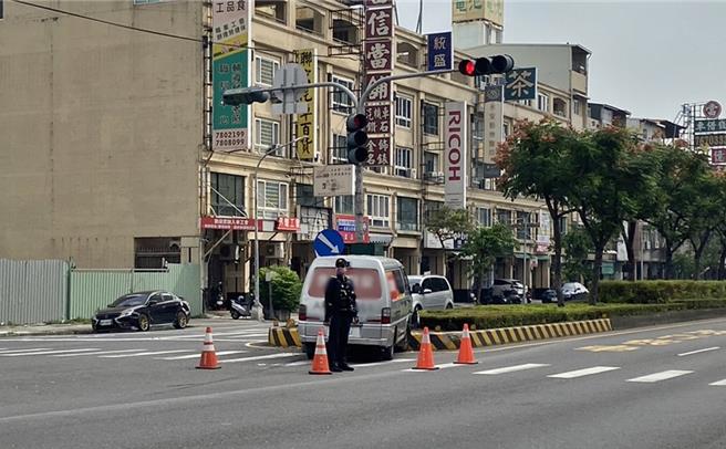 高雄今（4）日上午8时许发生车祸意外，1辆自小客疑似因为变换车道不当，导致另1辆运钞车撞上分隔岛，由于车上有千万元现钞，员警到场戒备时变成护钞员，不敢大意。（翻摄画面／纪爰高雄报导）