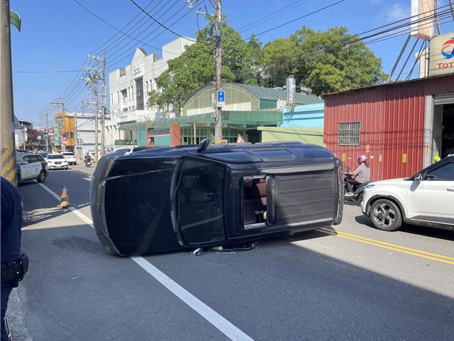 疑似转弯幅度大，男子驾车侧翻还波及路边车辆。(警方提供／吕筱蝉桃园传真)