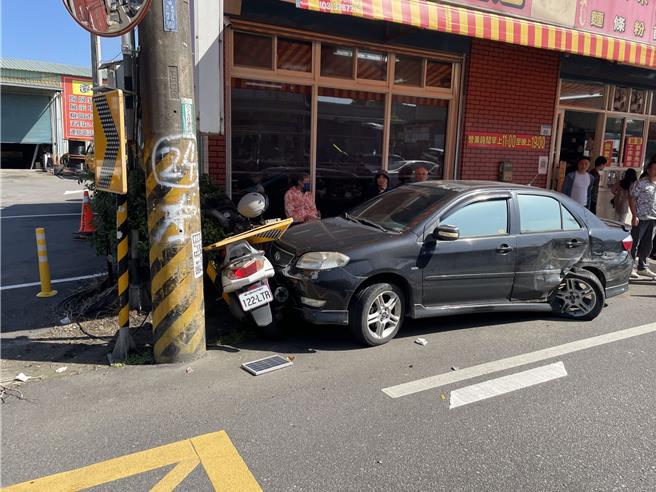 疑似转弯幅度大，男子驾车侧翻还波及路边车辆。(警方提供／吕筱蝉桃园传真)