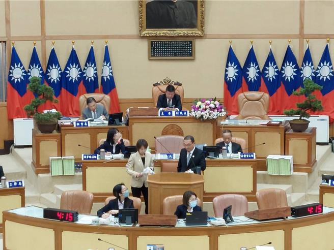 國民黨新北市議員黃永昌、蔡健棠今（4）日在議會總質詢爭取新北大巨蛋落腳選區土城與新莊。新北市長侯友宜委婉回應都會評估。（陳慰慈攝）