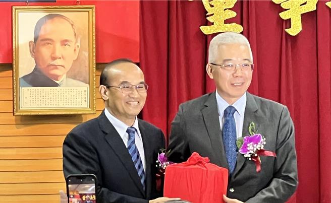 经济部次长连锦漳（左）监交印信予新任董事长方振仁。（图／柳名耕摄）