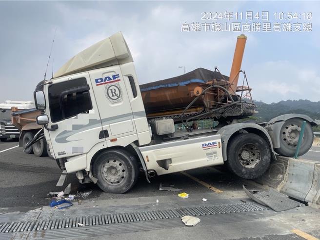 一輛砂石車4日行經國道10號東向23公里嶺口路段，疑似輪胎突然有異狀而失控撞擊外側護欄後再碰撞內側護欄肇事。（翻攝照片／林瑞益高雄傳真）