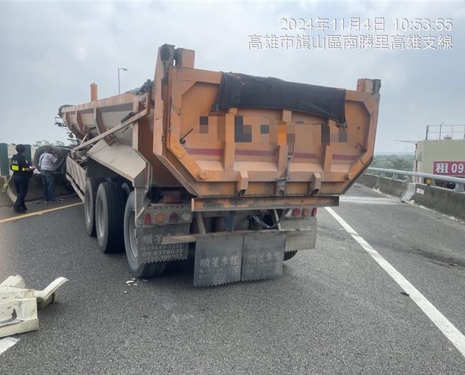 一輛砂石車4日行經國道10號東向23公里嶺口路段，疑似輪胎突然有異狀而失控撞擊外側護欄後再碰撞內側護欄，圖為車禍現場。（翻攝照片／林瑞益高雄傳真）