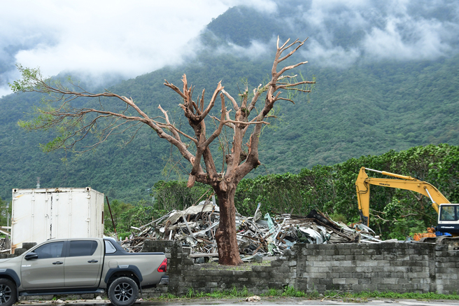 康芮過境引發龍捲風，花蓮受創嚴重。（翻攝劉清煌臉書）