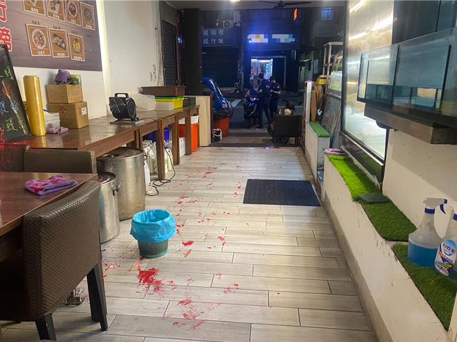 高雄一处海产餐厅疑似积欠货款，遭供应商到场泼漆泄愤。（警方提供／任义宇高雄传真）