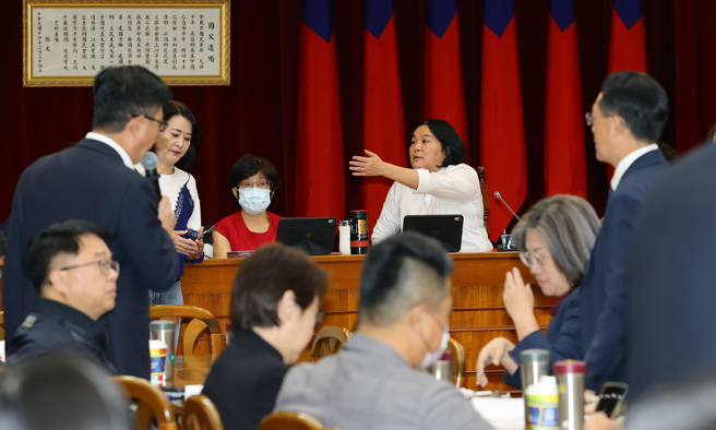 立法院财政委员会4日审查财政收支划分法修法草案等案，朝野立委一开会就展开议事攻防，民进党立委透过提出会议询问，拖延进入逐条审查阶段，并数度和财委会召委陈玉珍（后中）发生激辩。（刘宗龙摄）
