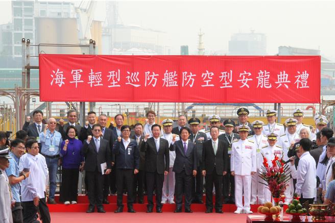 赖清德总统到高雄主持「海军轻型巡防舰防空型安龙典礼」，象徵国舰国造政策稳定前进。（郭良杰摄）
