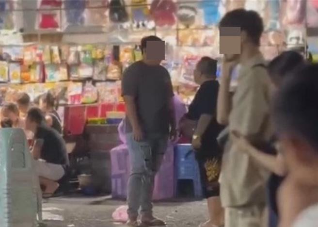 台南市王姓男子（右二）3日晚间在花园夜市内持刀挥舞，要求杨姓男子（右三）还钱，杨男不敢作声。（撷自社群网路Threads／程炳璋台南传真）