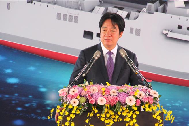 赖总统指出，海军轻型巡防舰防空型的造舰进度超前，象徵国防工业的进步。（郭良杰摄）