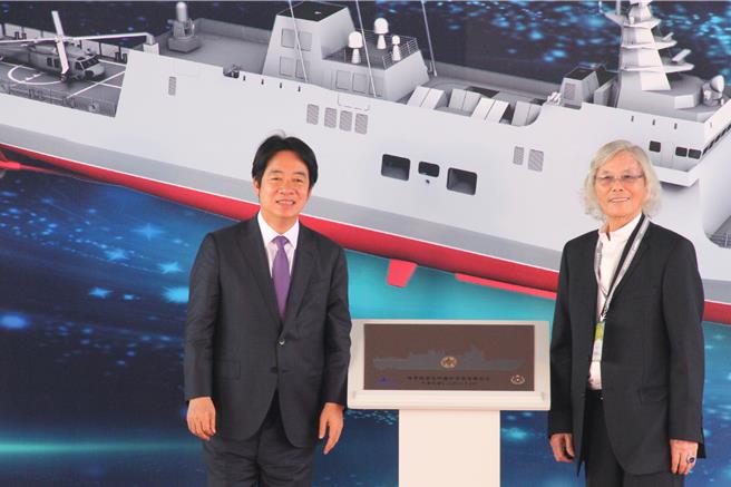 总统赖清德与中信造船董事长韩碧祥一起将造船幸运币镶入船型纪念牌。（郭良杰摄）