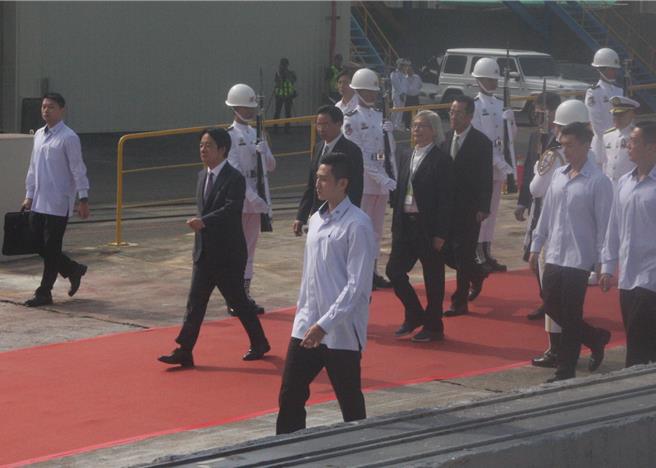 总统赖清德在国防部长顾立雄等人陪同下进入巡防舰安龙典礼会场。（郭良杰摄）