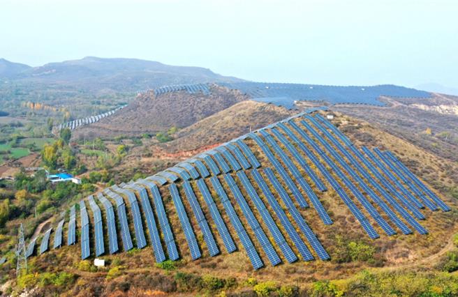 國際能源署近日一份報告指出，看好大陸仍將主導全球清潔能源市場，研判包含太陽能電池板、風力渦輪機等相關出口會在10年增加2倍。（新華社）