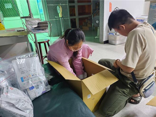 秀巒衛生室護理師為族人準備藥品裝箱，以便投入空投物資行列。（馬偕醫院提供）