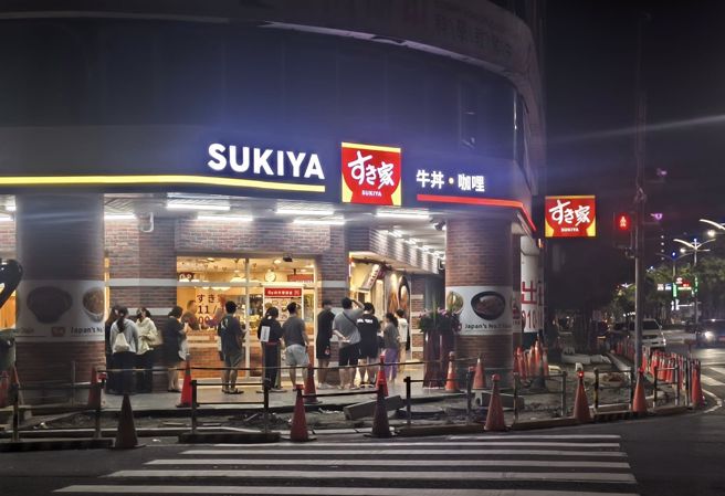 SUKIYA高雄九如店到半夜都還有排隊人潮。（翻攝自 路上觀察學院臉書）