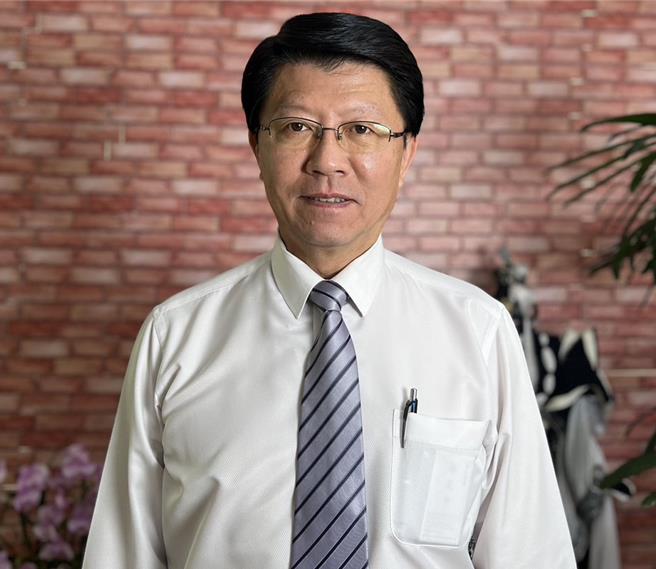 國民黨台南市立委謝龍介4日表示南檢除了通緝陳啟昱，應註銷其護照，並爆料「還有人會跑」。（謝龍介提供／程炳璋台南傳真）