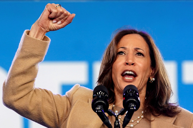 英国民调机构Focaldata进行的上万人大型调查显示，贺锦丽拿下4个摇摆州胜出。（路透社）