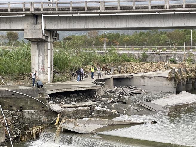 花蓮瑞穗鄉瑞北坑排水旁路基遭暴漲虎頭溪掏空，由於一旁就是台鐵鐵道梁柱基座，民眾憂心之後大水再來恐危及火車行車安全。（花蓮縣議員胡仁順服務處提供／羅亦晽花蓮傳真）