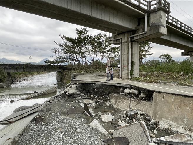 花蓮瑞穗鄉瑞北坑排水旁路基遭暴漲虎頭溪掏空，由於一旁就是台鐵鐵道梁柱基座，民眾憂心之後大水再來恐危及火車行車安全。（花蓮縣議員胡仁順服務處提供／羅亦晽花蓮傳真）