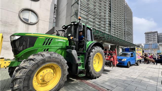 台南250名農友抗議公糧收購價格13年不漲，前往新營區民治市政中心舉白布條，甚至有人開大型耕耘機到場助陣。（張毓翎攝）