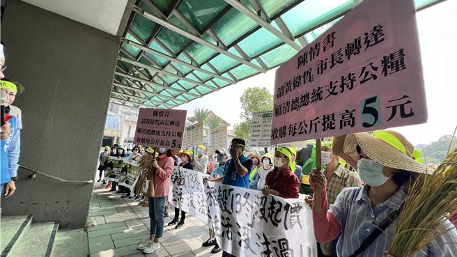 近年稻米肥料、人工等成本都上漲，唯獨公糧收購價格卻13年不變，許多農民希望政府體恤民情調漲公糧收購價格。（張毓翎攝）