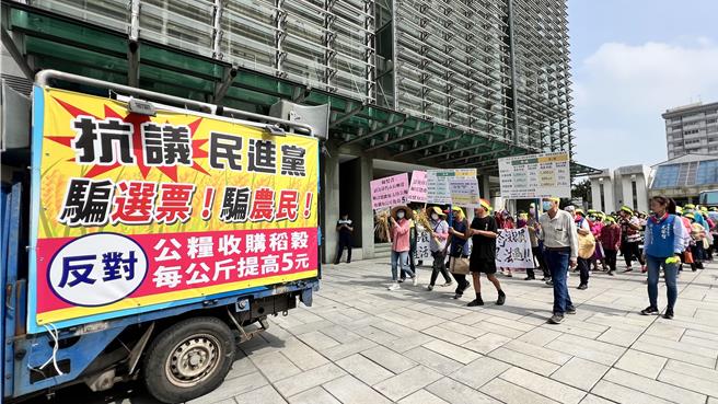 現場抗議的農民痛批，賴政府是「刻意刁難用選票支持他的農友」，拜託黃市長幫忙向賴總統轉達心聲。（張毓翎攝）