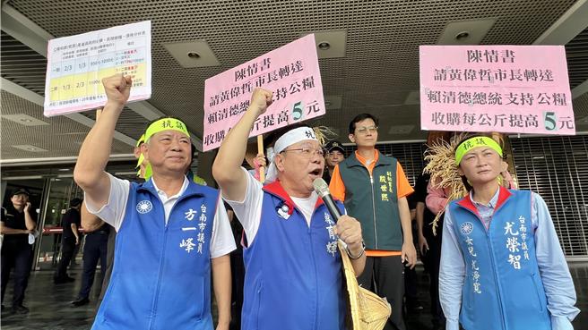 副祕書長殷世熙代表黃偉哲，允諾會把鄉親意見傳達給農業部了解。（張毓翎攝）