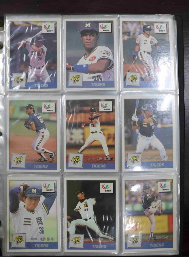 职棒元年至5年限量球员卡大全套及，当天低于市场交易行情的底价打对折就可买到。(执行署嘉义分署提供／吕妍庭嘉义传真)