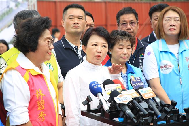 台中市长卢秀燕稍早出席大里光正三期好宅动土典礼脱口「希望银杏颱风走快一点。」（冯惠宜摄）