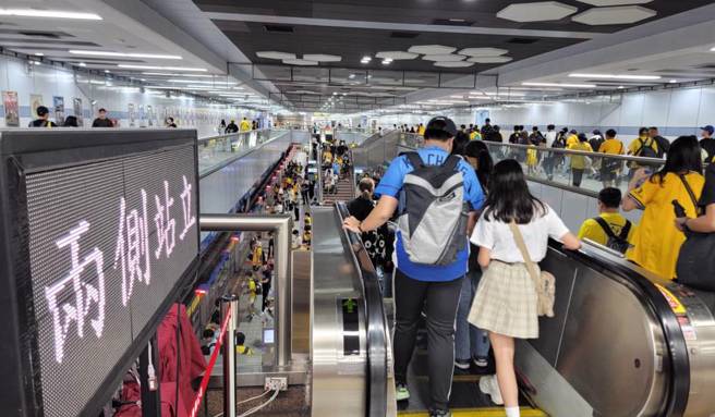 北捷日前表示，电扶梯两侧都可站立，引起两派人争论。（图／翻摄自台北捷运公司官网）