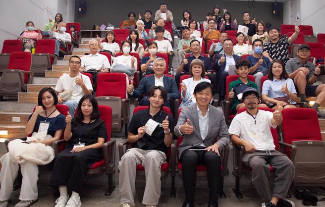 短片导演李旖乐（前排左起）、沙韵希洛、林政勋、臺南市副市长叶泽山、温景辉与观眾大合照。（图／张作骥电影工作室）