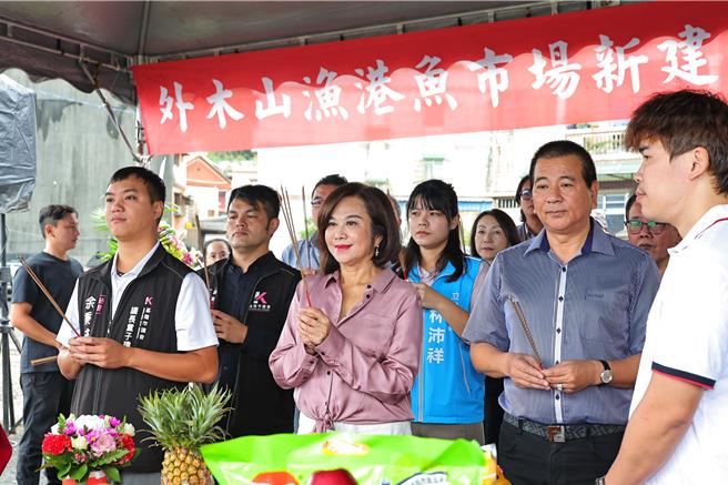 基隆市外木山魚市場4日上午舉行動工典禮，由基隆市副市長邱佩琳（前排中）代表市府出席主持。若一切順利，魚市場兼整補場將可望於明年底完工。（基隆市政府提供／張志康基隆傳真）