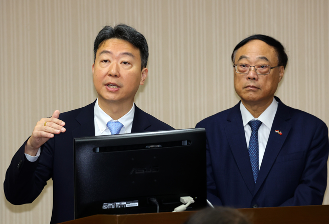 立法院交通委员会4日邀请交通部长陈世凯（左）就「如何提升国外旅客来台观光人数暨优化国旅体验及降低旅游消费争议」进行专题报告，并备质询。图右为观光署署长周永晖。（刘宗龙摄）