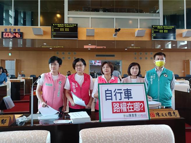 台中市北屯区昨发生男童骑自行车遭辗毙事故，多位市议员4日要求针对学区、公园等周遭人行道规画「人车（自行车）共道」以及加强宣导「安全驾驶行为」。（陈淑娥摄）