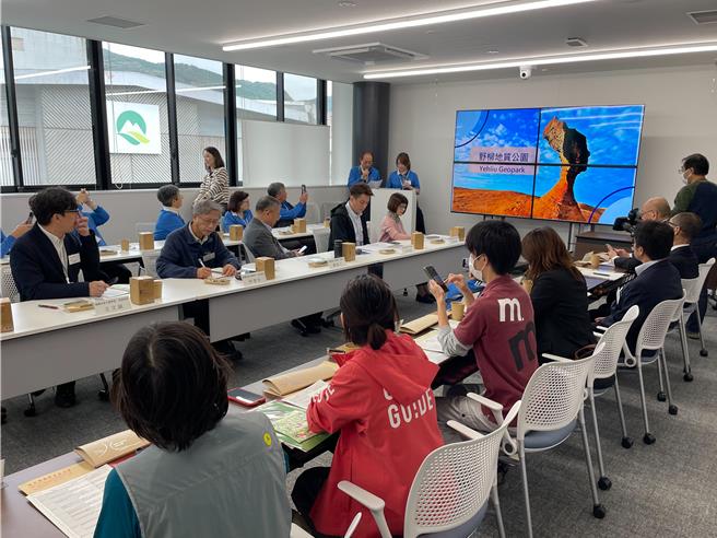 野柳地质公园于2014年与日本美弥市秋吉台地质公园缔结为姊妹公园，为庆祝双方10年情谊，野柳地质公园总经理汤锦惠率团出访，与秋吉台地质公园进一步交流。（野柳地质公园提供）