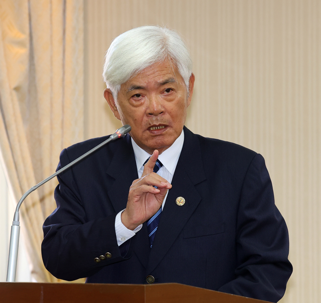 立法院內政委員會4日邀請中央選舉委員會主委李進勇（見圖）列席報告業務概況，並備質詢。（劉宗龍攝）