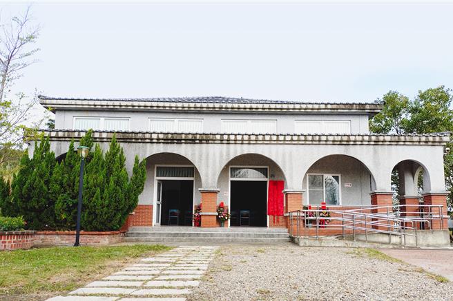 苗栗縣西湖鄉高埔村4日啟用 「醫事C巷弄長照站」，結合客家文化特色，提供健康促進服務，幫助長者延緩失能、提升生活品質。縣長鍾東錦表示，縣府將持續擴充長照據點，推動高齡友善環境，實現「幸福苗栗」目標。（呂麗甄攝）