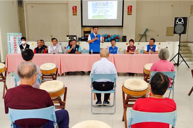 苗栗縣西湖鄉高埔村4日啟用 「醫事C巷弄長照站」，結合客家文化特色，提供健康促進服務，幫助長者延緩失能、提升生活品質。縣長鍾東錦（左四）表示，縣府將持續擴充長照據點，推動高齡友善環境，實現「幸福苗栗」目標。（呂麗甄攝）