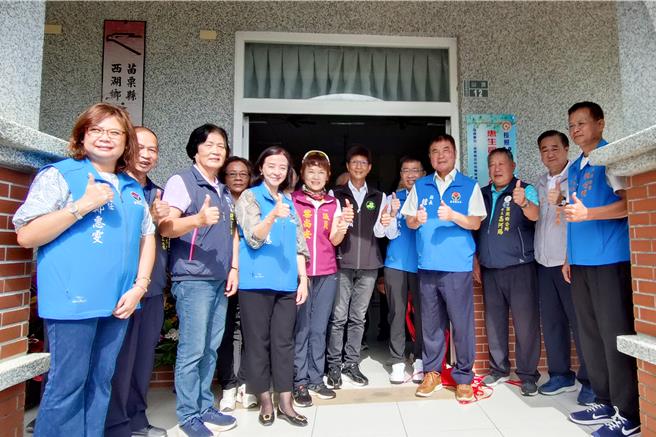 苗栗縣西湖鄉高埔村4日啟用 「醫事C巷弄長照站」，結合客家文化特色，提供健康促進服務，幫助長者延緩失能、提升生活品質。縣長鍾東錦（右四）及各界人士出席揭牌儀式。（呂麗甄攝）