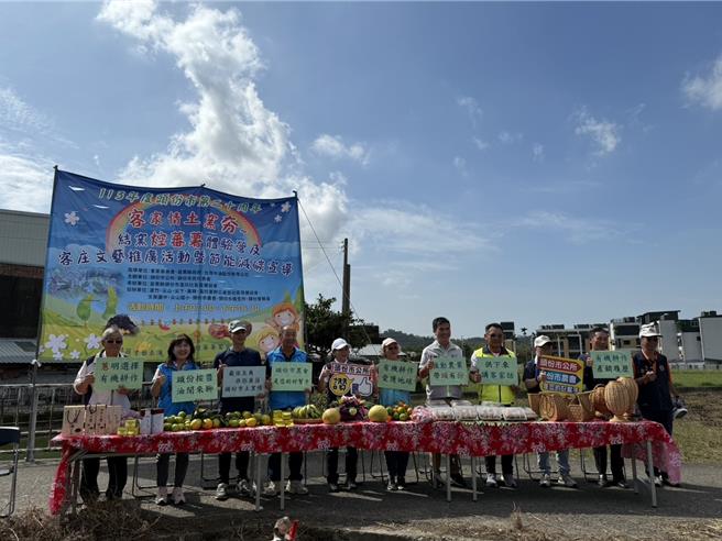 2024年11月4日苗栗縣／頭份市公所4日上午11時在頭份市濫坑社區活動中前舉行「第二十周年客家情土窯情-結窯焢蕃薯體驗營及客庄文藝推廣活動暨節能減碳宣導」記者會，宣布活動將於11月24日舉行，邀請民眾一同回味兒時的焢窯樂趣。 (頭份市公所提供／呂麗甄苗栗傳真）