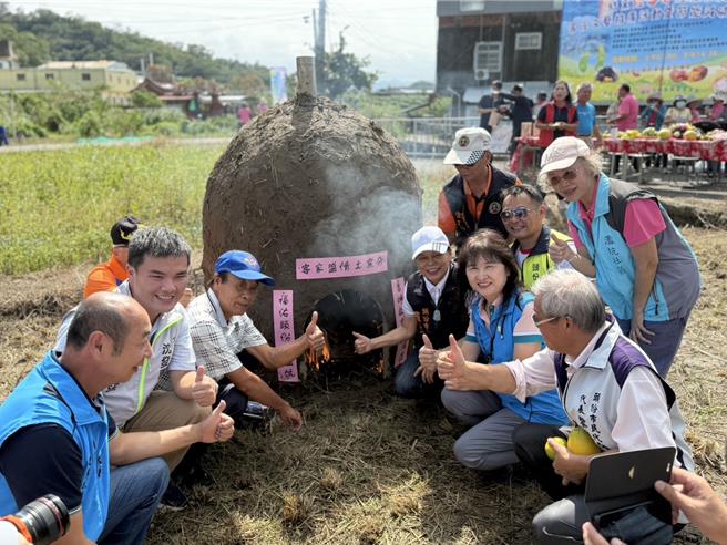 2024年11月4日苗栗縣／頭份市公所4日上午11時在頭份市濫坑社區活動中前舉行「第二十周年客家情土窯情-結窯焢蕃薯體驗營及客庄文藝推廣活動暨節能減碳宣導」記者會，宣布活動將於11月24日舉行，邀請民眾一同回味兒時的焢窯樂趣。 (頭份市公所提供／呂麗甄苗栗傳真）