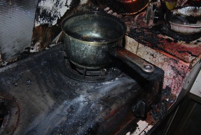 爐火附近勿放置易燃物品或危險物品。（圖 / 台北市消防局提供）