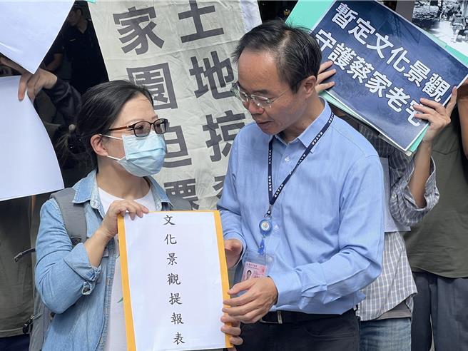 蔡家后人赖碧珍递交提报书给新北市文化局。（王扬杰摄）