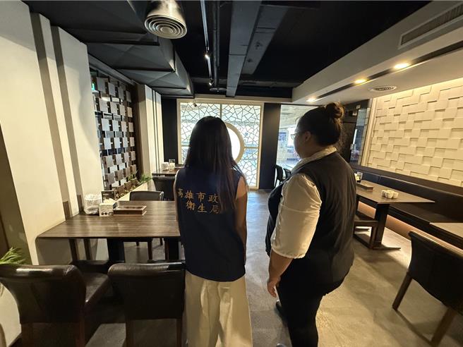 高雄连锁韩式锅物惊见小强乱窜，卫生局获报后，立刻派员前往稽查。（卫生局提供／纪爰高雄报导）
