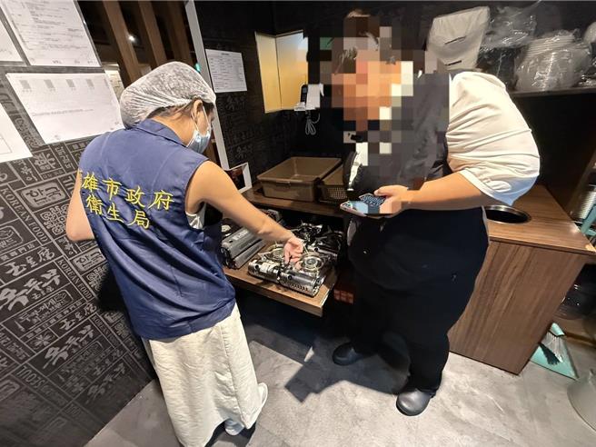 卫生局获报前往稽查，现场虽然没有看见蟑螂等病媒踪迹，但仍有其他缺失，已勒令业者限期改善。（卫生局提供／纪爰高雄报导）